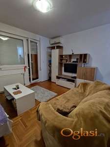 **JEDNOSOBAN STAN NA NOVOJ DETELINARI – NAMEŠTEN,  TOP LOKACIJA**